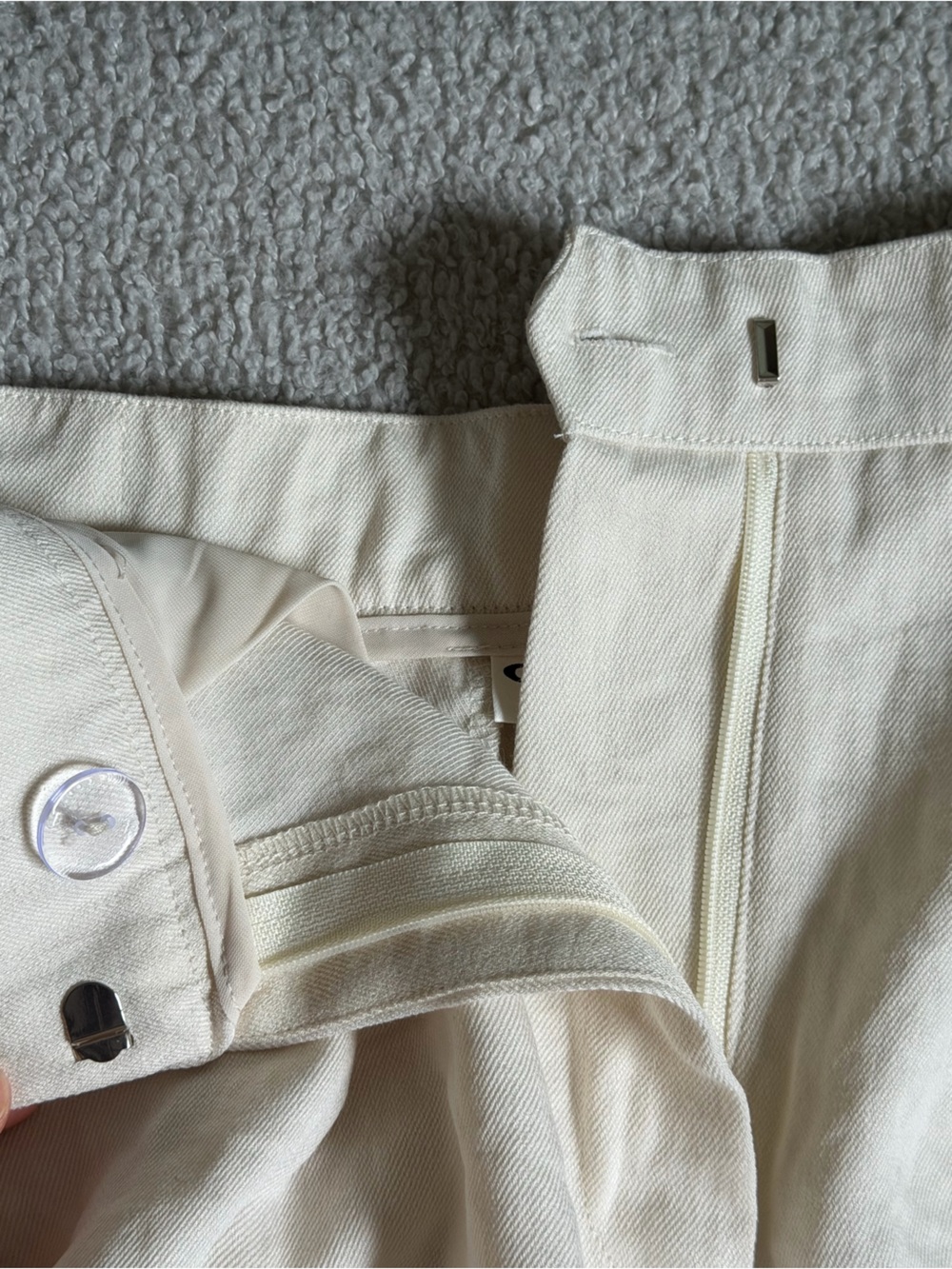 OGL Viscose-Linen Weave High Rise Cuffed Linen Shorts in an Off White, Size M - Picture 5 of 8